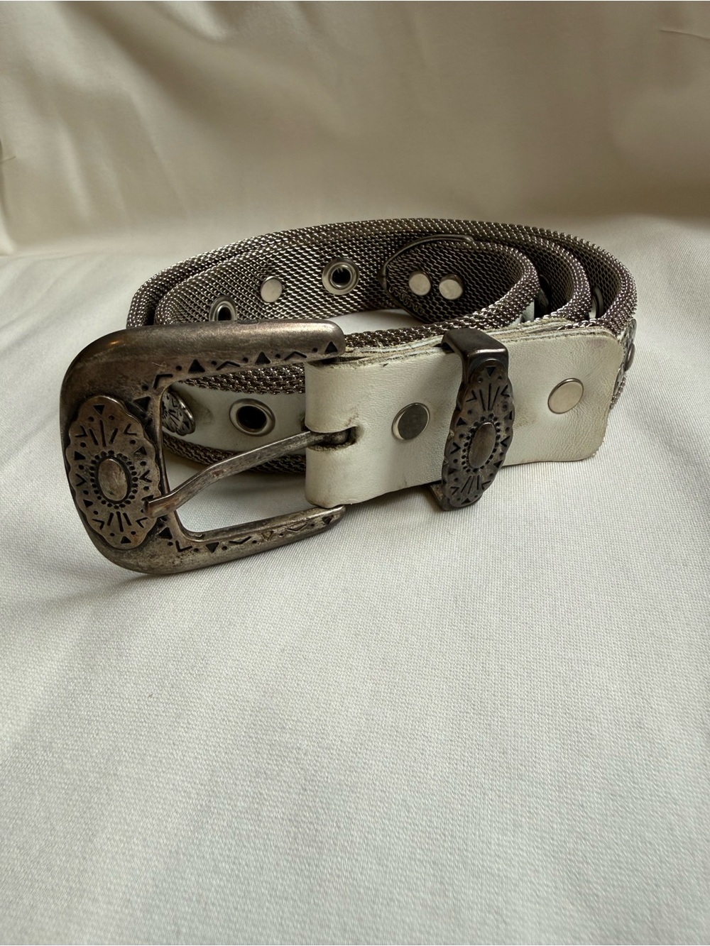 VTG Women's Sand Castle White Leather-Trim Belt with Decorative Silver Buckle